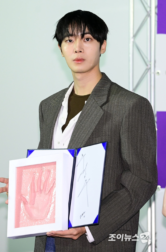 배우 추영우가 7일 서울 용산구 CGV 아이파크몰에서 진행된 '제5회 청룡 시리즈 어워즈' 핸드프린팅 행사에 참석하고 있다. [사진=정소희 기자]