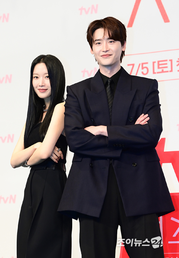 배우 문가영과 이종석이 1일 오후 서울 영등포구 더링크서울 트리뷰트포트폴리오 호텔에서 열린 tvN 새 토일드라마 '서초동' 제작발표회에 참석하고 있다. [사진=정소희 기자]