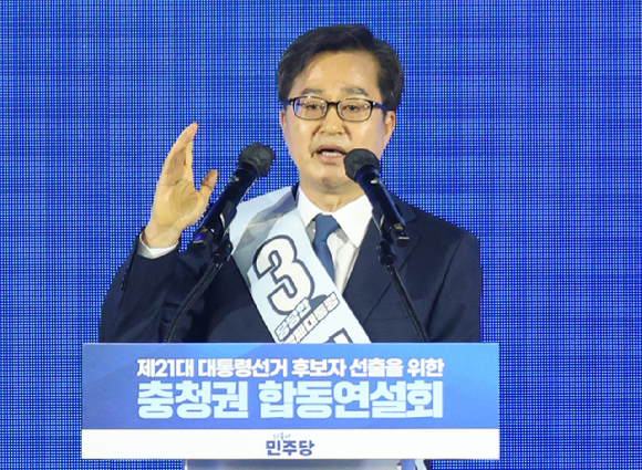 더불어민주당 이재명 대선 경선 후보가 19일 오후 충북 청주체육관에서 열린 '제21대 대통령선거 후보자 선출을 위한 충청권 합동연설회'에서 연설하고 있다. 2025.4.19 [사진=연합뉴스]