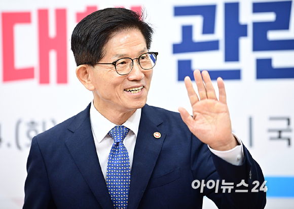 국민의힘 한동훈 대표가 윤석열 대통령 탄핵소추안이 가결된 14일 오후 서울 여의도 국회에서 열린 의원총회에 참석한 뒤 국회를 나서고 있다. 2024.12.14 [사진=연합뉴스]