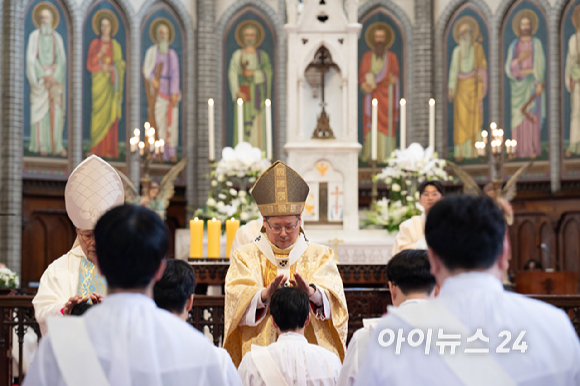 천주교 서울대교구가 서울 중구 명동대성당에서 사제 서품식을 거행한 7일 교구장 정순택 대주교가 식을 주관하고 있다. 부제 26명이 이날 성품성사를 받고 사제 품계를 받았다. [사진=사진공동취재단]