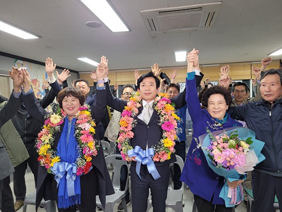 청주시 상당구에 출마한 더불어민주당 이강일 후보가 당선을 확정 지은 뒤 당선 세레머니를 하고 있다. [사진=이강일 캠프]