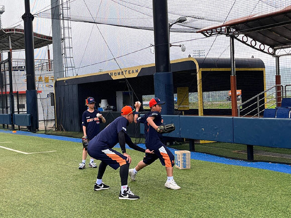 KBO가 주최한 2023 KBO Next-Level Training Camp 4차 훈련에 참가한 유소년 선수들이 코칭스태프 지시에 따른 운동을 소화하고 있다. [사진=한국야구위원회(KBO)]