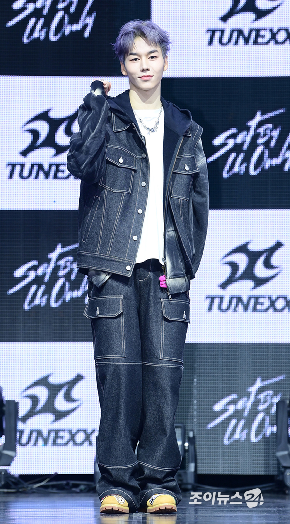 3일 오후 서울 광진구 광장동 예스24라이브홀에서 신인 보이그룹&nbsp;튜넥스(TUNEXX)&nbsp;첫 번째 미니 앨범 '셋 바이 어스 온리'(SET BY US ONLY) 발매 기념 쇼케이스가 열렸다.&nbsp;튜넥스 제온이 포토타임을 갖고 있다. [사진=정소희 기자]