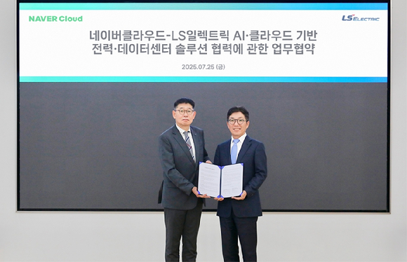 채대석 LS일렉트릭 대표(왼쪽)와 김유원 네이버클라우드 대표가 전력 및 제조 산업의 AI 전환을 위한 업무 협약을 체결한 후 기념 촬영하고 있다. [사진=네이버클라우드]