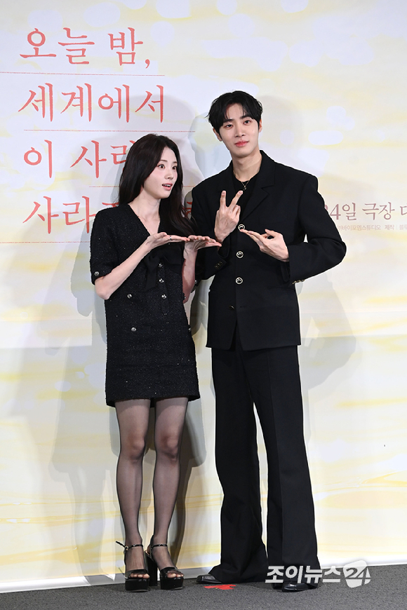 배우 신시아, 추영우가 22일 오후 서울 용산구 CGV용산아이파크몰점에서 열린 영화 '오늘 밤, 세계에서 이 사랑이 사라진다 해도'(감독 김혜영) 언론시사회에 참석해 포즈를 취하고 있다. [사진=문수지 기자]