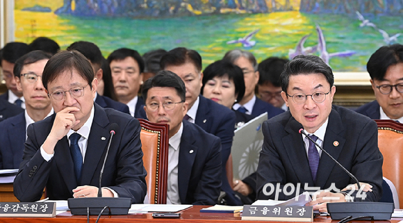 이억원 금융위원장이 27일 서울 여의도 국회에서 열린 정무위원회의 종합감사에서 위원 질의에 답하고 있다. [사진=곽영래 기자]