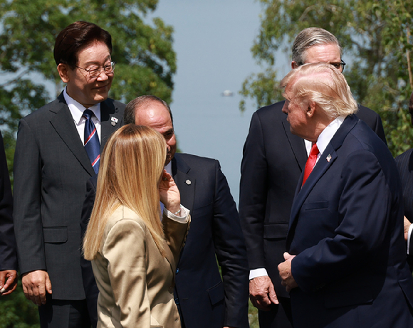 이재명 대통령이 19일 청와대 춘추관에서 열린 G7 참석&middot;유럽 순방 결과 브리핑에서 취재진 질문에 답하고 있다. 2026.6.19 [사진=연합뉴스]