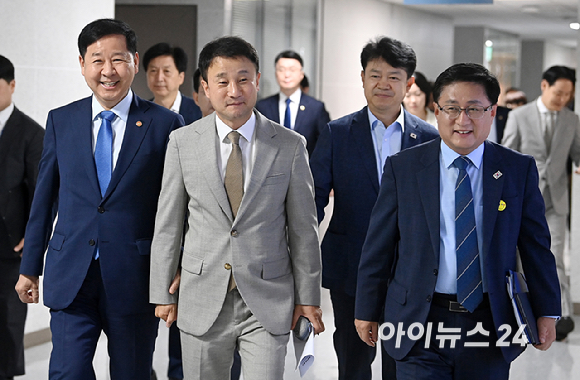 더불어민주당 한병도 대표 직무대행 겸 원내대표, 구윤철 부총리 겸 재정경제부 장관, 김성환 기후에너지환경부 장관 등이 13일 서울 여의도 국회에서 열린 2026 하반기 경제성장전략 당정협의에 참석하고 있다. [사진=곽영래 기자]