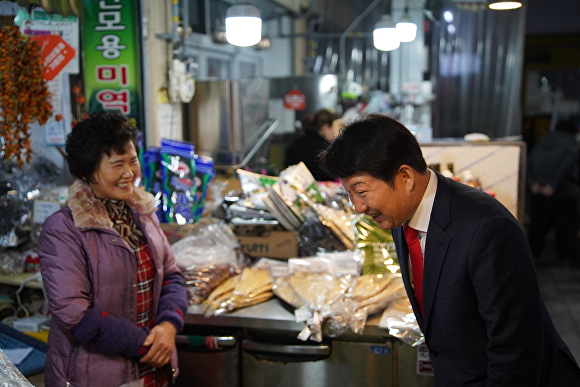 지난 5일 권영진 대구 달서병 예비후보가 월촌역시장 상인에게 인사하고 있다. [사진=권영진 예비후보 사무실]