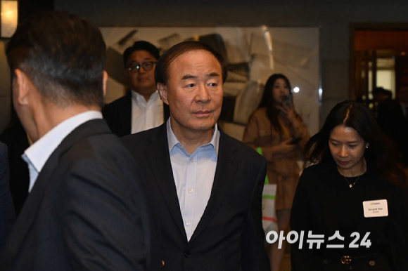 전영현 삼성전자 대표이사 겸 디바이스솔루션(DS) 부문장(부회장)이 8일 저녁 서울 중구 신라호텔에서 열린 '코리아 AI 에코시스템 리셉션'에서 젠슨 황 엔비디아 최고경영자와 포즈를 취하고 있다. [사진=삼성전자]