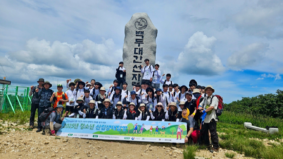 대관령 국가숲길 선자령 정상에서 `청소년 산림생태탐방` 참여 학생들이 기념촬영을 하고 있다. [사진=산림청 ]