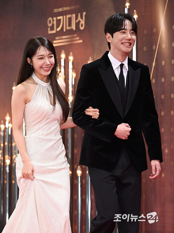 배우 정은지, 이준영이 31일 오후 서울 여의도 KBS에서 열린 2025 KBS 연기대상&nbsp;레드카펫 포토월 행사에서 포즈를 취하고 있다. [사진=곽영래 기자]