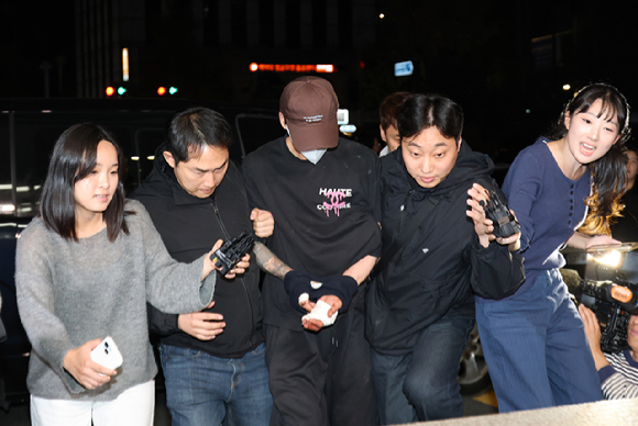 이혼소송 중 장모 살해 및 아내를 납치한 20대 중반 남성 A씨가 11일 서울 송파경찰서로 송치되고 있다. 가정폭력과 이혼소송으로 별거중이던 A씨는 아내의 은신처를 찾아가 장모를 흉기로 살해하고 아내를 납치했다가 7시간 만에 강원도 양양군에서 경찰에 붙잡혔다. 2026.10.11 [사진=연합뉴스]