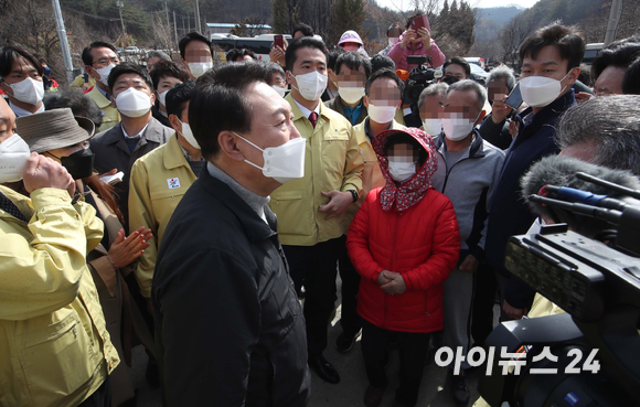 윤석열 대통령 당선인이 15일 경북 울진군 북면 검성리 산불피해현장을 방문해 피해지역 주민들과 인사하고 있다. [사진=국회사진취재단]