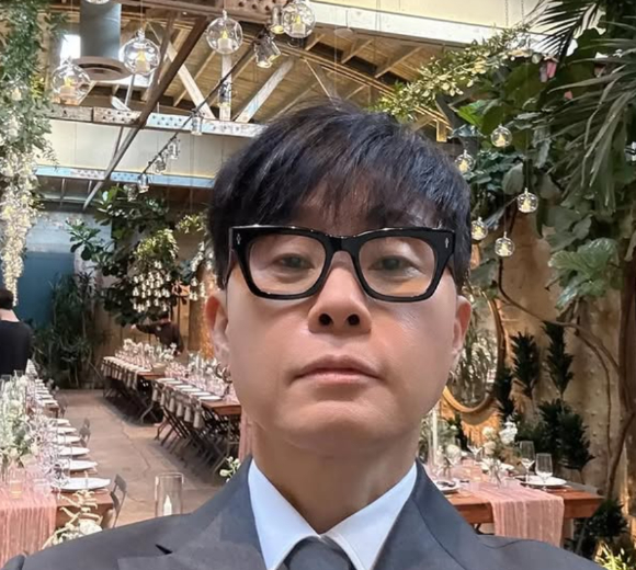 가수 이승환이 지난해 12월 서울 영등포구 산업은행 본점 앞에서 열린 '내란수괴 윤석열 즉각 탄핵! 즉각 체포! 탄핵촛불문화제'에서 공연을 하고 있다. [사진=곽영래 기자]