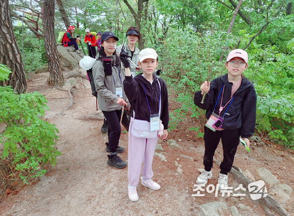 20일 오전 서울 강북구 우이동 만남의 광장에서 열린 산악인 오은선 대장과 함께하는 '제9회 희망찾기 등산·트레킹 교실'에 김예은 씨와 딸 안윤슬 양, 윤보미 씨와 딸 조윤서 양이 참석해 플로깅을 하며 산행하고 있다. [사진=곽영래 기자]