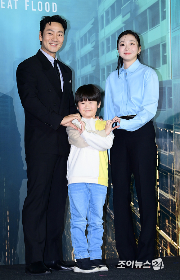 배우 권은성과 김다미가 16일 오전 서울 CGV 용산아이파크몰에서 열린 넷플릭스 영화 '대홍수'(감독 김병우) 제작보고회에 참석하고 있다. [사진=정소희 기자]