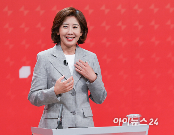 19일 서울 양천구 SBS 스튜디오에서 열린 국민의힘 제5차 전당대회 당대표 후보 방송토론회에 나선 나경원, 한동훈, 윤상현, 원희룡 후보가 방송 준비를 하고 있다. [사진=국회사진취재단]