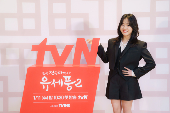 배우 김향기가 10일 온라인으로 진행된 tvN 새 수목드라마 '조선 정신과 의사 유세풍2' 제작발표회에 참석해 포즈를 취하고 있다. [사진=tvN]