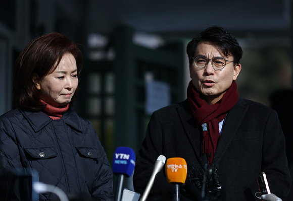 국민의힘 윤상현&middot;김민전 의원이 7일 경기도 의왕시 서울구치소에서 윤석열 대통령 면회를 마친 후 관련 인터뷰를 하고 있다. 2025.2.7 [사진=연합뉴스]