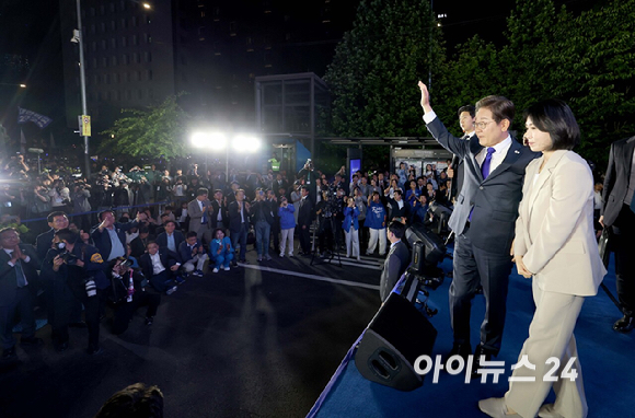 당선이 확실시된 이재명 더불어민주당 대통령 후보와 김혜경 여사가 4일 오전 서울 여의도 국회 앞에서 열린 국민 개표방송 행사에서 지지자들에게 감사 인사를 하고있다. [사진=곽영래 기자]