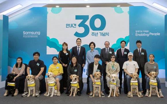 19일 경기도 용인 삼성화재 안내견학교에서 안내견, 시각장애인 파트너와 기념 촬영을 하고 있는 (뒷줄 왼쪽부터) 김예지 국민의힘 의원, 이재용 삼성전자 회장, 홍라희 前 삼성미술관 리움 관장, 윌리엄 손튼 세계안내견협회장, 홍원학 삼성화재 사장, 박태진 삼성화재안내견학교 교장 모습 [사진=삼성전자]