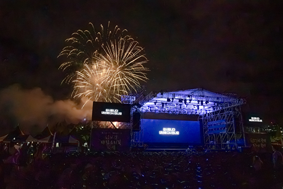 지난해 금호강 바람소리길 축제 폐막식 불꽃놀이 전경 [사진=북구행복재단]