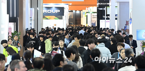 11일 서울 강남구 코엑스에서 열린 세미콘 코리아 2026에서 관람객들이 부스를 둘러보고 있다. [사진=곽영래 기자]