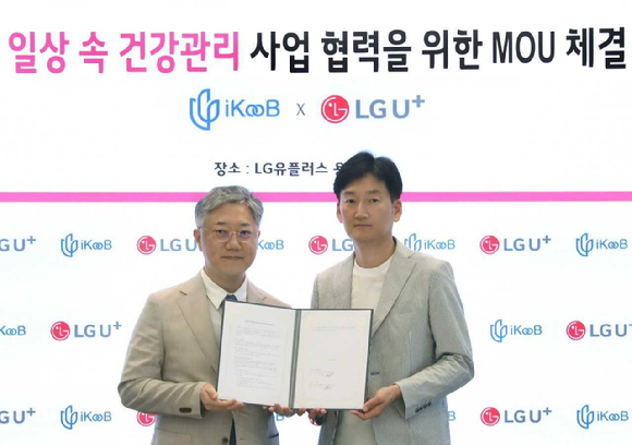 LG유플러스가 만성질환 관리 플랫폼 기업인 ‘아이쿱’과 일상 속 건강관리 서비스 개발 협력을 위한 업무협약(MOU)를 체결했다고 6일 밝혔다. LG유플러스 용산 사옥에서 열린 협약식에 참석한 조재형 아이쿱 대표(왼쪽)와 권용현 LG유플러스 CSO(오른쪽)의 모습. [사진=LGU+]