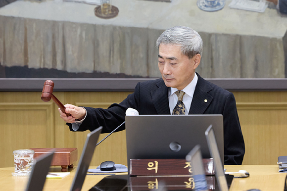 신현송 한국은행 총재가 22일 오전 서울 중구 한국은행에서 열린 금융통화위원회에서 회의에서 의사봉을 두드리고 있다. [사진=한국은행]