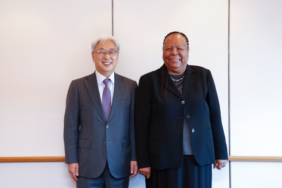 삼성전자 CR담당 이인용 사장(사진 왼쪽)이 12일 서울에서 그레이스 날레디 만디사 판도 남아프리카공화국 국제협력부장관을 만나 삼성전자 CSR 활동을 소개하고 '2030 부산세계박람회' 유치 지지를 요청했다. [사진=삼성전자]