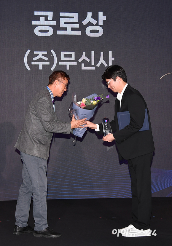 종합경제미디어 아이뉴스24가 23일 서울 영등포구 여의도동 FKI타워컨퍼런스센터에서 '아이포럼2025-지금은 인공지능 대전환(AX):AI 3대 강국 어떻게 만들 것인가' 컨퍼런스를 개최했다. 포럼에 앞서 '제6회 아이뉴스24 D·N·A 혁신상 시상식'이 열린 가운데 무신사 이승진 S&C본부 본부장이 D·N·A 공로상(아이뉴스24 대표이사상)을 수상하고 있다. 왼쪽은 시상자로 나선 이창호 아이뉴스24 대표. [사진=곽영래 기자]