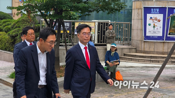 롯데건설 오일근 대표(오른쪽)가 최민호 상무(왼쪽)와 함께 5일 강남구 역삼동에서 진행된 성수4지구 재개발 시공사 선정 총회 현장에 입장하고 있다. [사진=김민지 기자]