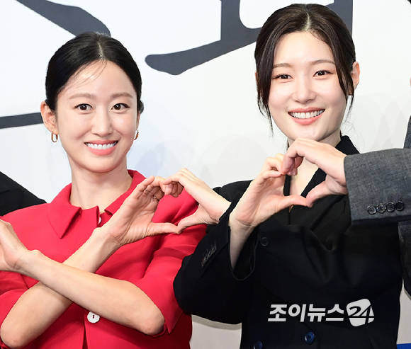 배우 전혜빈과 정채연이 31일 오후 서울 구로구 더링크서울 트리뷰트 포트폴리오 호텔에서 열린 JTBC 새 토일드라마 '에스콰이어: 변호사를 꿈꾸는 변호사들' 제작발표회에 참석하고 있다. [사진=정소희 기자]