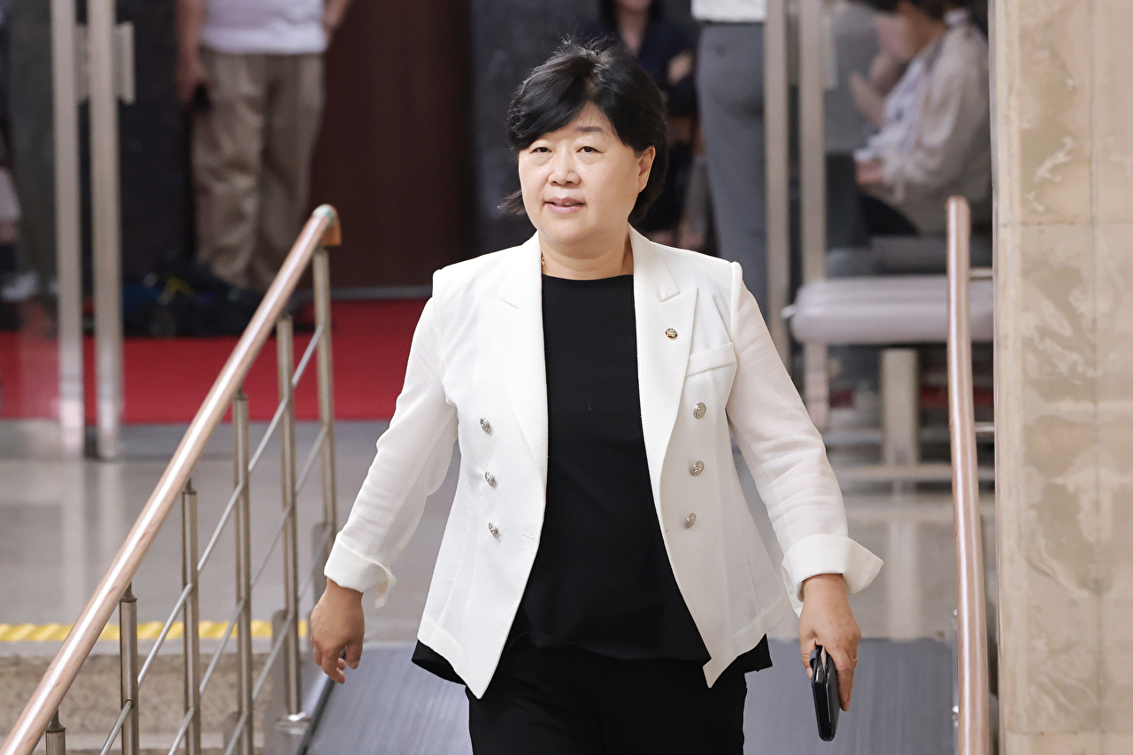 정성호 법무부 장관이 지난 6월 9일 경기도 정부과천청사 법무부 대강당에서 열린 '탁월한 피해자' 북토크에서 저자의 강연을 경청하고 있다. 2026.7 [사진=연합뉴스]