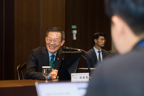 이종호 과학기술정보통신부 장관이 9일 오후 서울 서초구 엘타워에서 열린 '반도체 미래기술 로드맵 발표회 및 반도체 미래기술 민관협의체 출범식' 에서 기자들과 차담회를 하고 있다. [사진=과기정통부]