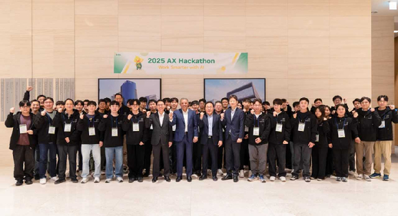 안와르 알 히즈아지 에쓰오일 CEO(앞줄 왼쪽에서 8번째)가 사내 AX 해커톤 대회 참가자들과 기념촬영을 하고 있다. [사진=에쓰오일]