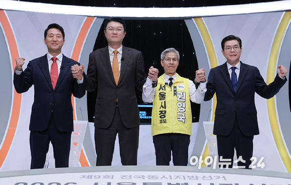 6.3 지방선거 서울시장 후보인 오세훈 국민의힘 후보(왼쪽부터), 김정철 개혁신당 후보, 권영국 정의당 후보, 정원오 더불어민주당 후보가 28일 서울 마포구 SBS프리즘타워에서 열린 제9회 전국동시지방선거 서울시장 후보 초청 토론회에 앞서 기념촬영을 하고 있다. [사진=정소희 기자]