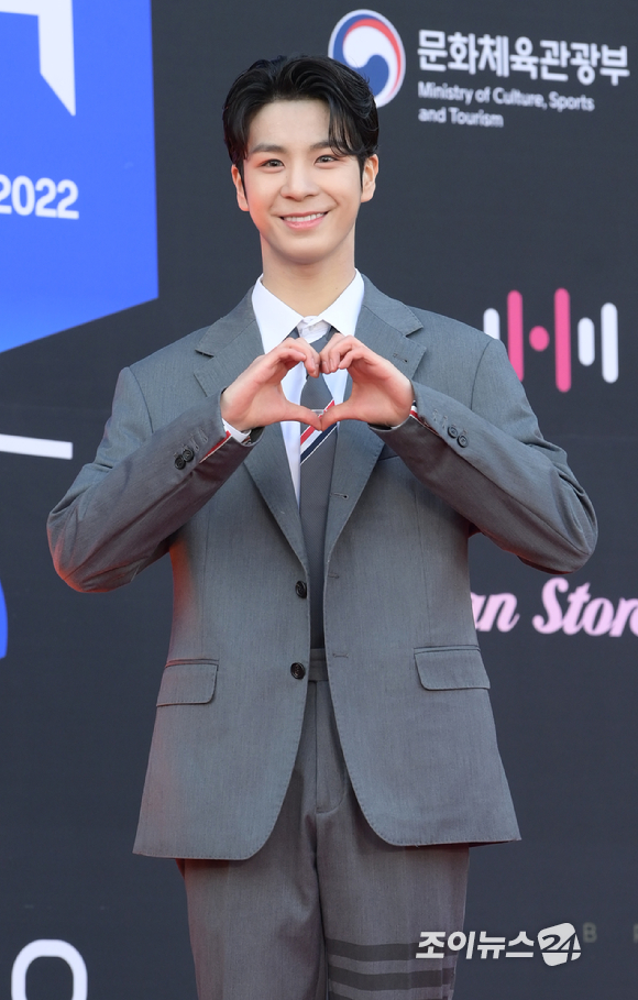 가수 정동원이 10일 오후 서울 송파구 잠실동 잠실 실내체육관에서 열린 한터뮤직어워즈 2022 레드카펫 행사에 참석하고 있다. [사진=정소희 기자]