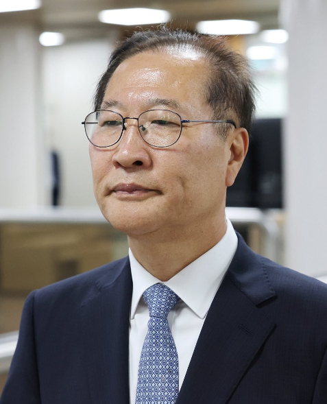 12&middot;3 비상계엄에 가담하고 김건희 여사의 수사 청탁을 들어준 혐의로 기소된 박성재 전 법무부 장관이 22일 서울 서초구 서울중앙지법에서 열린 1심 선고 공판에 출석하고 있다. [사진=연합뉴스]