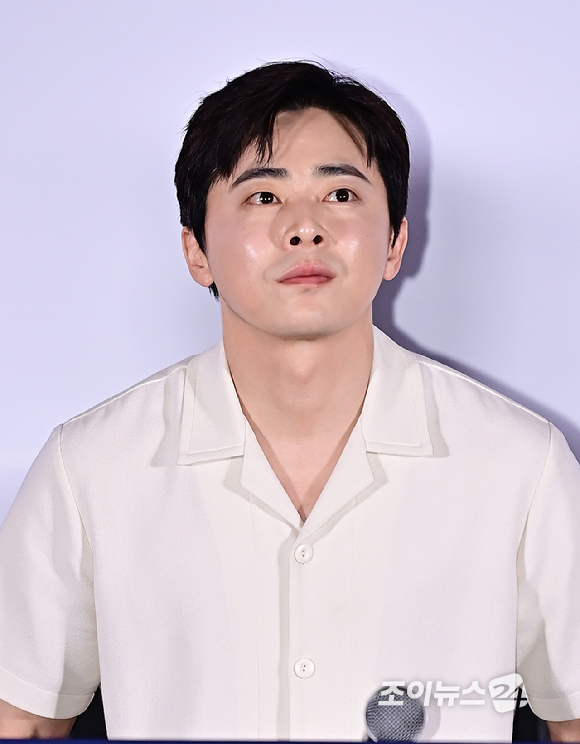 배우 조정석이 6일 오후 서울 용산구 CGV 용산아이파크몰에서 열린 영화 '행복의 나라'(감독 추창민) 언론시사회에 참석하고 있다.8월 14일 개봉을 앞둔 영화 '행복의 나라’는 1979년 10월 26일, 상관의 명령에 의해 대통령 암살 사건에 연루된 박태주와 그의 변호를 맡으며 대한민국 최악의 정치 재판에 뛰어든 변호사 정인후의 이야기를 그린 영화다. [사진=곽영래 기자]