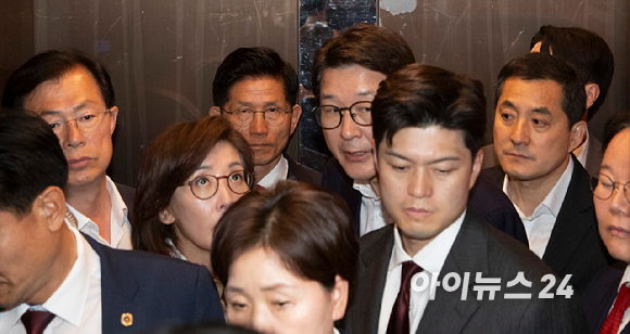 제21대 대통령 선거에서 이재명 더불어민주당 대선 후보의 당선이 확실시된 4일 새벽 김문수 국민의힘 대선후보가 서울 여의도 국민의힘 중앙당사에서 대선 패배 승복 기자회견을 마치고 퇴장하고 있다. [사진=정소희 기자]