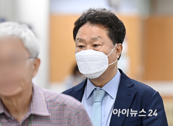 가습기 살균제 사태로 업무상과실치사 등 혐의를 받는 안용찬 전 애경산업 대표가 24일 오전 서울 서초구 서울고등법원에서 열린 파기환송심 결심공판에 출석하고 있다. [사진=곽영래 기자]