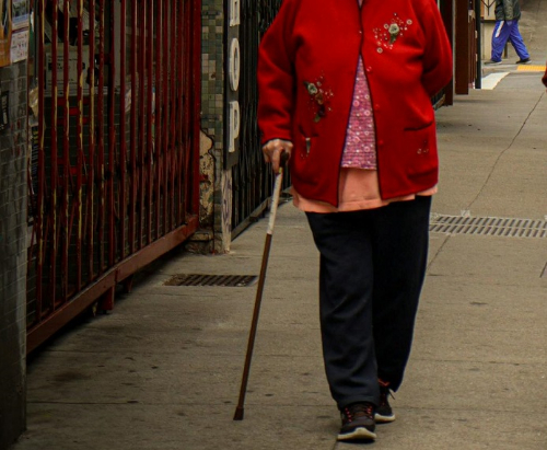 지팡이를 짚은 노인 이미지. 기사와 직접적인 관련이 없는 사진 [사진=픽셀스]