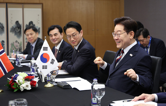 이재명 대통령과 요나스 가르 스퇴르 노르웨이 총리가 8일(현지시간) 튀르키예 앙카라 한 호텔에서 정상회담에 앞서 악수하고 있다. 2026.7.8 [사진=연합뉴스]