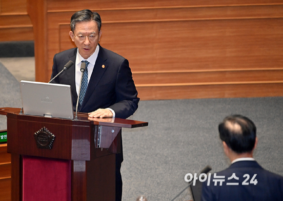 정성호 법무부 장관이 15일 서울 여의도 국회에서 열린 본회의에서 '정치' 분야 관련 대정부질문에서 더불어민주당 이해식 의원의 질의에 답변하고 있다. [사진=곽영래 기자]
