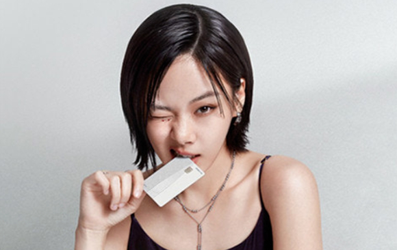 조좌진 롯데카드 대표이사(왼쪽 다섯번째)가 18일 서울 중구 부영태평빌딩에서 해킹 사고로 인한 고객 정보 유출사태에 대해 대고객 사과를 하고 있다. [사진=홍지희 기자]
