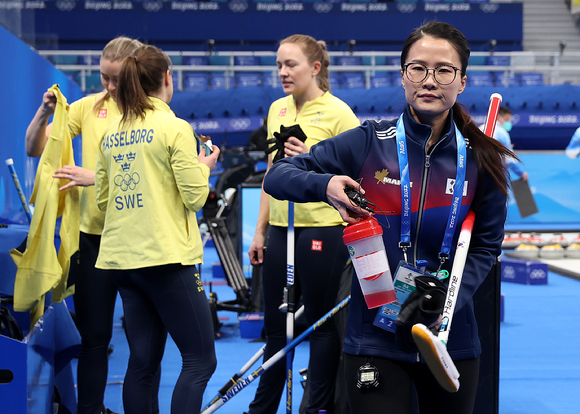 17일 중국 베이징 내셔널 아쿠아틱 센터에서 열린 2022 베이징 동계올림픽 컬링 여자 한국과 스웨덴의 경기, 대한민국 팀킴 김은정이 4대8로 패한 뒤 경기장을 나서고 있다. [사진=뉴시스]