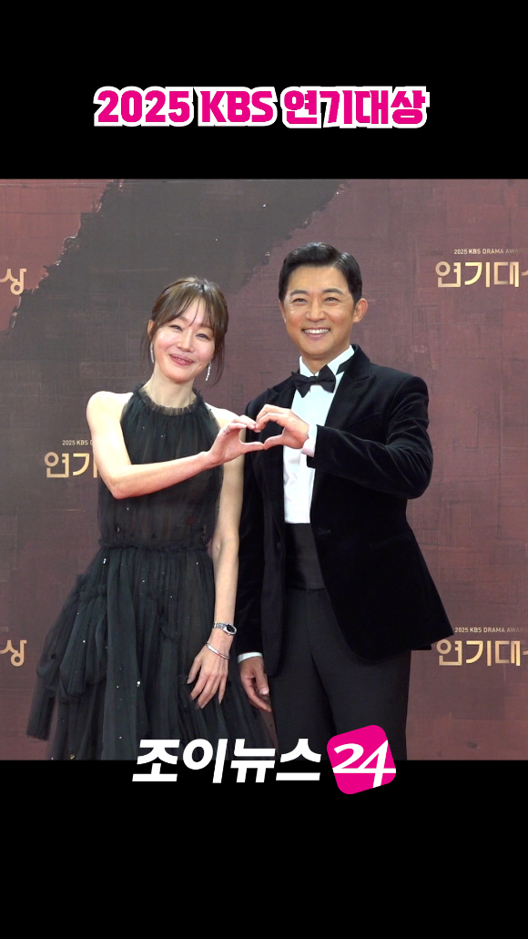 배우 엄지원, 안재욱이 31일 오후 서울 여의도 KBS에서 열린 '2025 KBS 연기대상' 레드카펫 포토월 행사에서 포즈를 취하고 있다. [사진=문수지 기자]